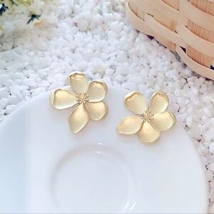 Textured Flower Retro Earrings